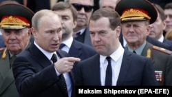 Президент Росії Володимир Путін (л) вже колишньому прем’єр-міністрові Дмитрові Медведєву: «Я втомився, ви йдете геть» (поширений жарт!)