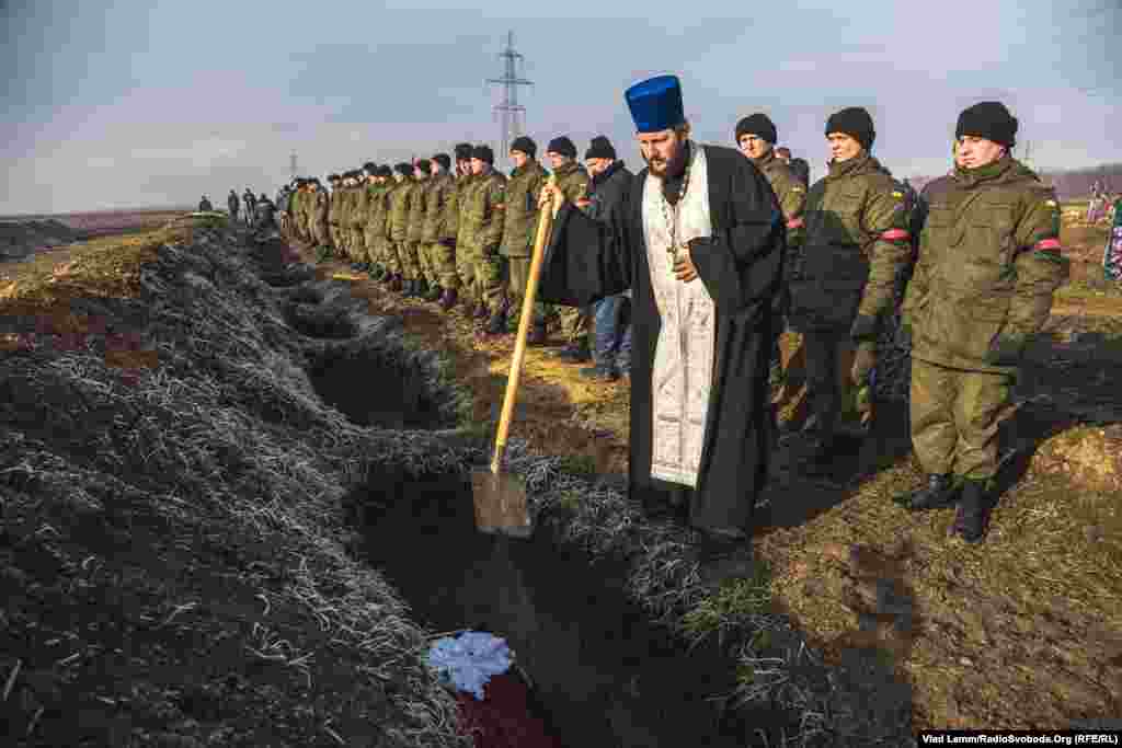 На Краснопільському кладовищі попрощалися ще з 9 невідомими солдатами, які загинули за Україну в АТО. Краснопільськ, Дніпропетровська область, 10 грудня 2015 року