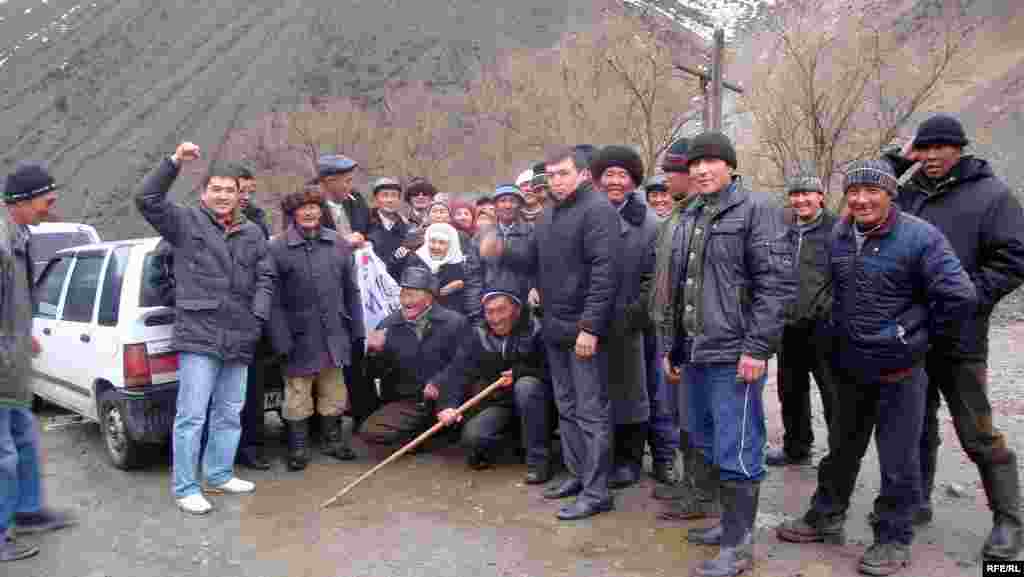 Алайдагы тоо кыялаган жөө жүрүш - Буга улай аталган штабдын алдында чакан митинг башталды.