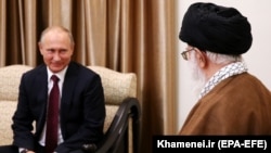 Iranski vrhovni vođa ajatolah Ali Hamnei na sastanku s ruskim predsednikom Vladimirom Putinom u Teheranu u novembru 2017.