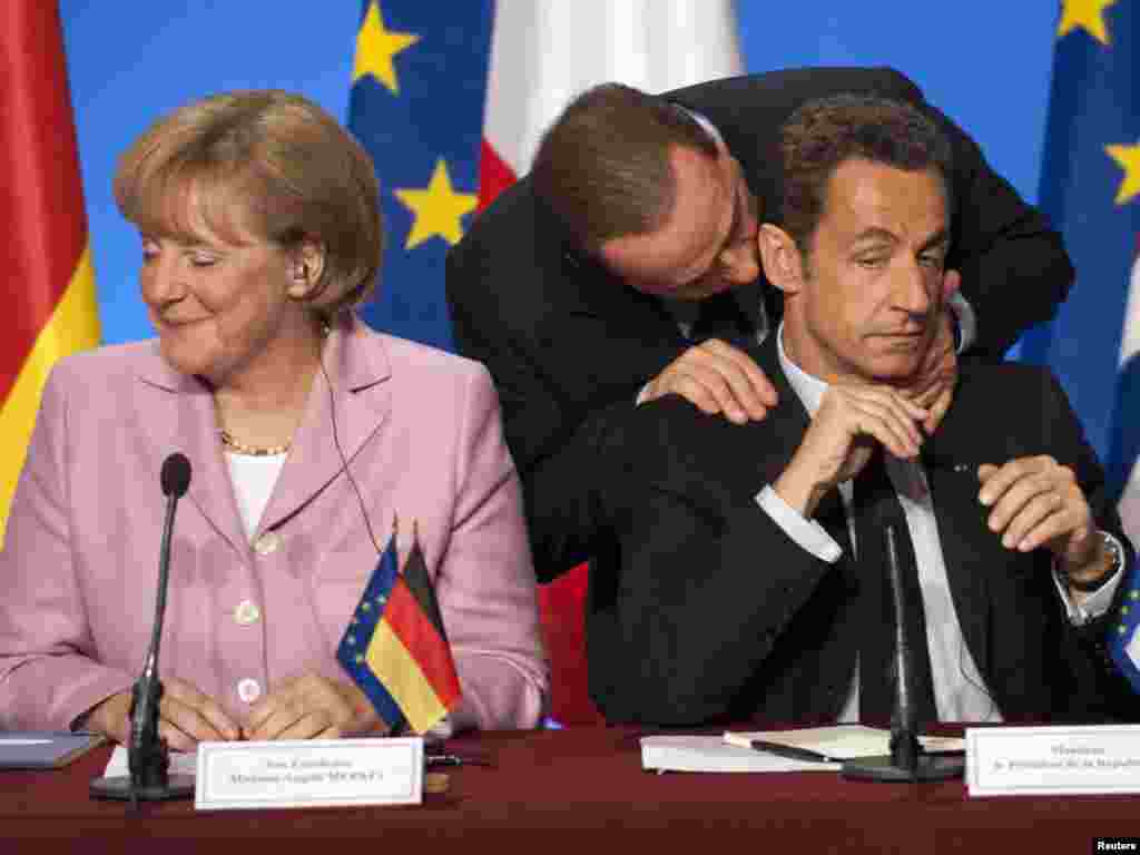 İtaliyanın Baş naziri Silvio Berlusconi (mərkəzdə) Yelisey Sarayında keçirilən mətbuat konfransında Nicolas Sarkozy-yə nəsə deyir, 4 oktyabr 2008