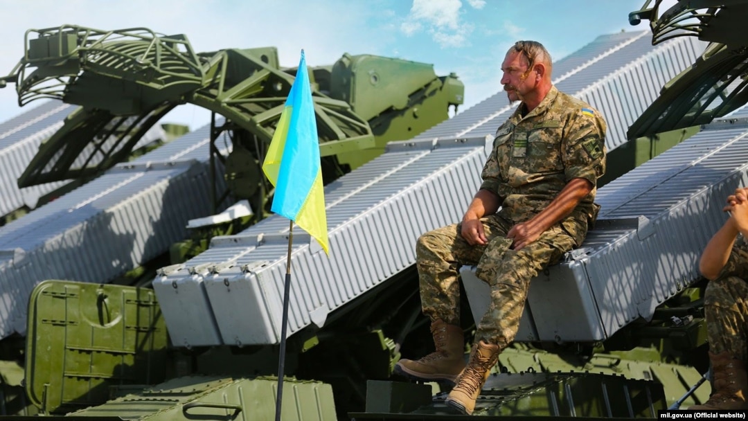 Український воїн-артилерист у Чугуєві, Харківська область. Архівне фото