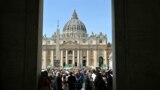 <p>Ubrzo nakon što se pročula vijest o papinoj smrti, vjernici, turisti i predstavnici medija su počeli da se okupljaju ispred Bazilike Svetog Petra.