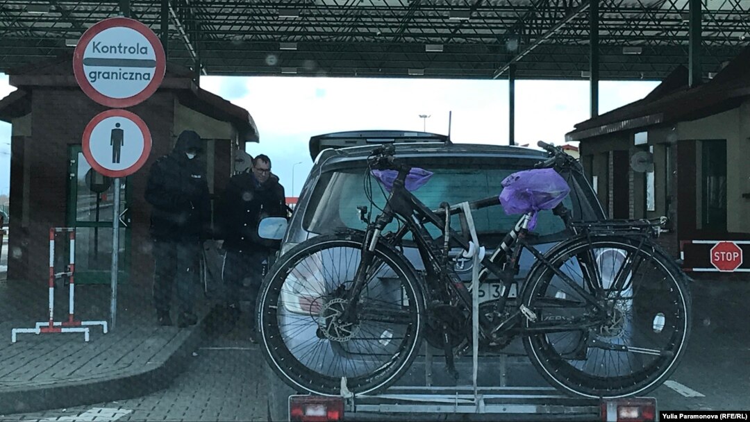 In the hours before the border was closed, cars crowded the crossing points. 