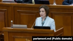 Майя Санду выступает в парламенте Молдовы