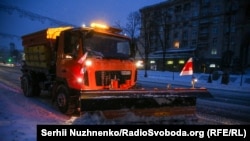 «Просимо водіїв враховувати погодні умови та без нагальної потреби не виїжджати на власних авто, аби не заважати роботі снігоприбиральної техніки і не створювати заторів», – КМДА