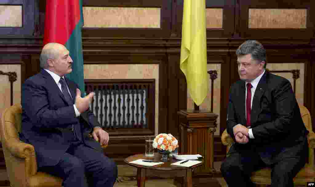 Ми сусіди, ми рідні люди – Лукашенко про Україну і Білорусь. Зустріч Петра Порошенка і Олександра Лукашенка у Києві, 21 грудня 2014 року Відео: Якщо від Білорусі щось потрібно, ви тільки скажіть – за добу все зробимо