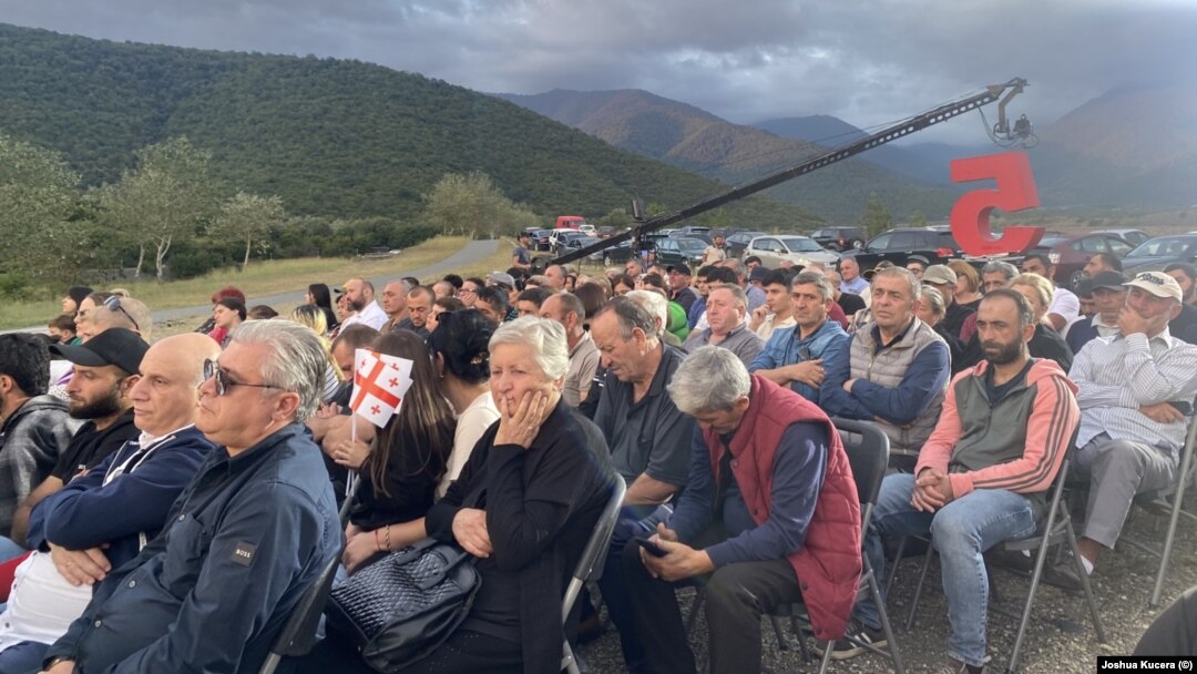 Kvarelidə müxalifət partiyaları gün batımında mitinq keçirir.
