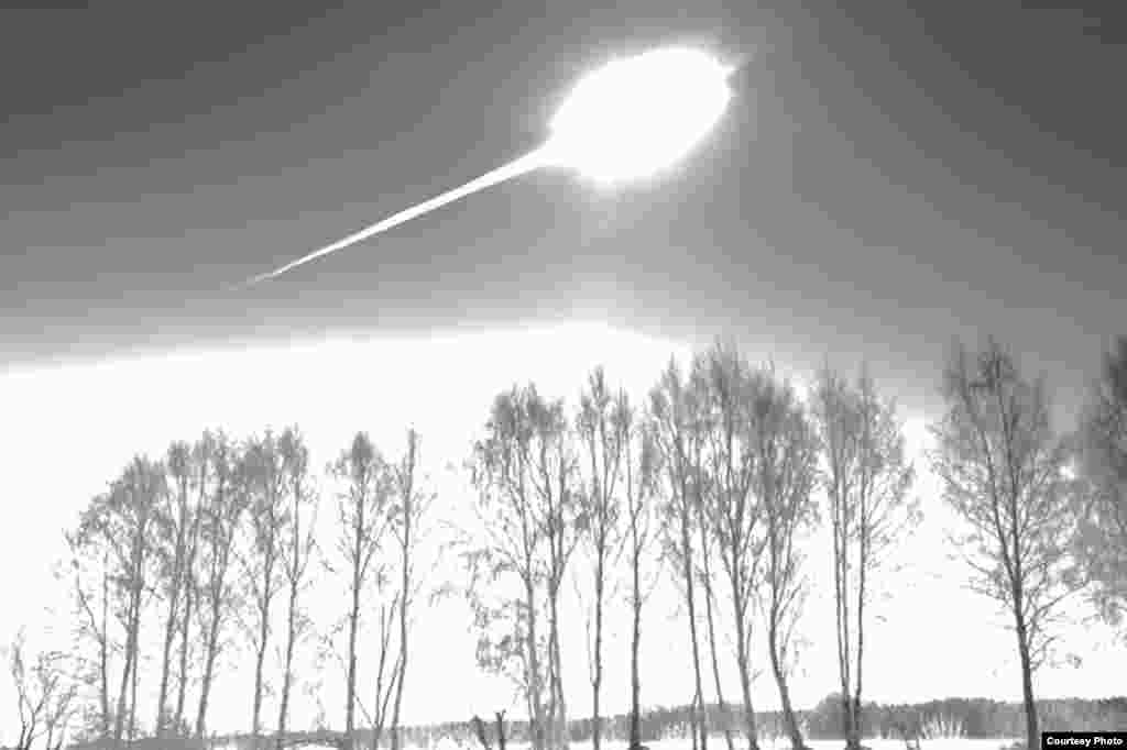 9:20:33. Метеорит һич көтелмәгәндә шартлый. Камера шартлау булган якка диярлек (югарыдагы фотода) каратып штативка урнаштырылган була. Панорама күренеше өчен чираттагы фотоны төшерергә дип ракурсны үзгәртергә җыенган Марат ян якта көчле шартлауны күреп ала һәм тиз генә борылып шартлау яктылыгын иң көчле чагында фотога төшереп ала. Метеорит шартлау бар тирә якны яктырта.