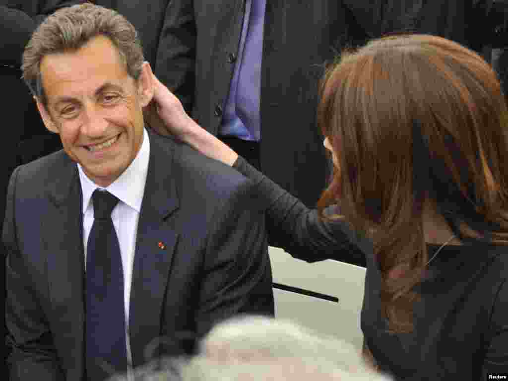 Prezident Sarkozy arvadı Bruni ilə birlikdə Şanxayda keçirilən sərgi zamanı, 30 aprel 2011