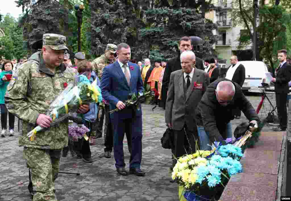 Присутні вшанували пам’ять полеглих покладанням квітів та хвилиною мовчання. Івано-Франківськ