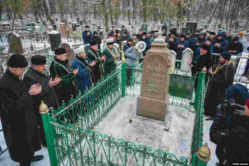 Казанның Яңа бистә зиратында 16 гыйнварда дин галиме, мәгърифәтче, тарихчы Шиһабетдин Мәрҗанине искә алдылар. Бу көнне аның тууына 207 ел тулды. 