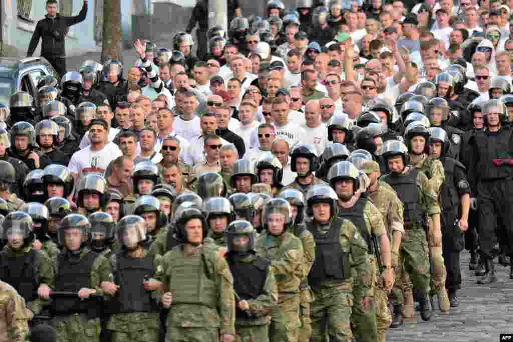 Міліція супроводжує польських футбольних фанатів на трибуни стадіону «Динамо». Перед цим на Майдані Незалежності між фанатами команди «Зоря» (Луганськ, Україна) та «Легія» (Варшава, Польща) сталися сутички, в результаті яких постраждали двоє людей, одну людину затримали. Київ, 20 серпня 2015 року