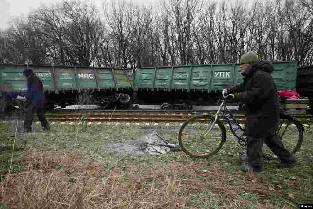 Відновлювальні роботи на залізничній ділянці біля Ясинуватої. 16 лютого на перегоні Ясинувата-Скотовате стався підрив заряду. В результаті вибуху вісім вагонів зійшли з рейок та перекинулися. Рух поїздів тимчасово призупинено. Фото: 17 лютого 2016 року