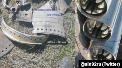 Обломки найденной в Дагестане ракеты (слева) и неиспользованные ракеты 48Н6Е2