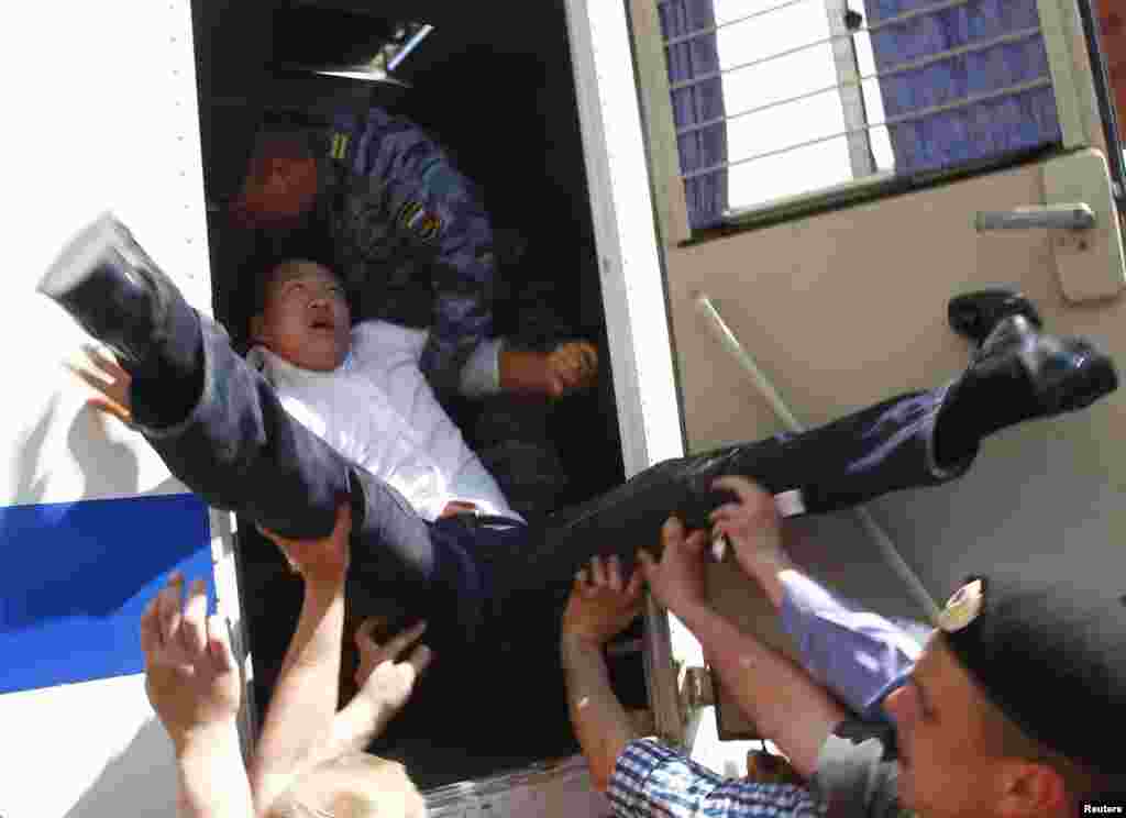 Хокук яклаучы Даниэл Чой полиция машинасына ыргытылды