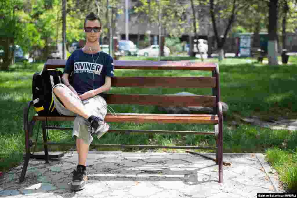 23-летний Иван Глазырин. Его диагноз — артрогриппоз обеих верхних конечностей. Основной вид спорта, которым занимается, — плавание.