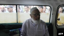 په بنګله دېش کې د جومات اسلامي مشر غلام اعظم د پولیس په بدرګه کې