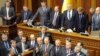 Народний депутат вивчає карикатури своїх колег під час засідання Верховної Ради 21 жовтня 2008 р.