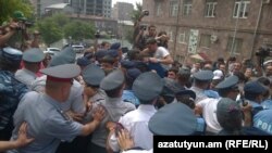 Բողոքի ցույցը ՀԾԿՀ-ի շենքի մոտ, Երևան, 17-ը հունիսի, 2015թ.