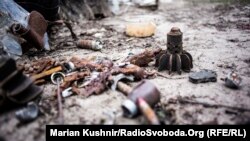 Ілюстраційне фото. Залишки боєприпасів у зруйнованій обстрілом будівлі в Станиці Луганській. Луганська обл., 18 травня 2011 року
