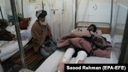 په جنوبي وزیرستان کې د ماین چادونې یو ټپي په ډېره اسماعیل خان روغتون کې. ۴ دیسېمبر ۲۰۱۷