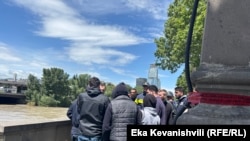მტკვარში გადავარდნილი ავტომობილის მგზავრების ახლობლები და ოჯახის წევრები სამაშველო ოპერაციას ადევნებენ თვალს. 
