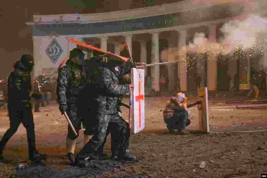 Столкновения происходят на улице Грушевского, на площадке перед входом на ситадион "Динамо" имени Лобановского