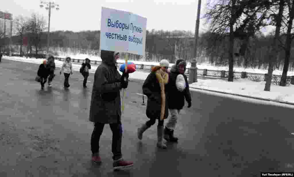 Сбор участников шествия и митинга "Защитим страну!" в поддержку кандидата в президенты России Владимира Путина у спорткомплекса "Лужники".