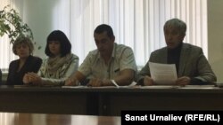Юрист Шакир Суханбердин (справа), один из активистов инициативной группы родителей, недовольных содержанием школьных учебников по русскому языку для 5-го и 7-го классов. Уральск, 27 сентября 2017 года.
