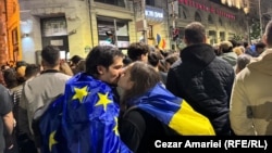 Nicusor Dan EU és román zászlós támogatói a kampányközpontnál
