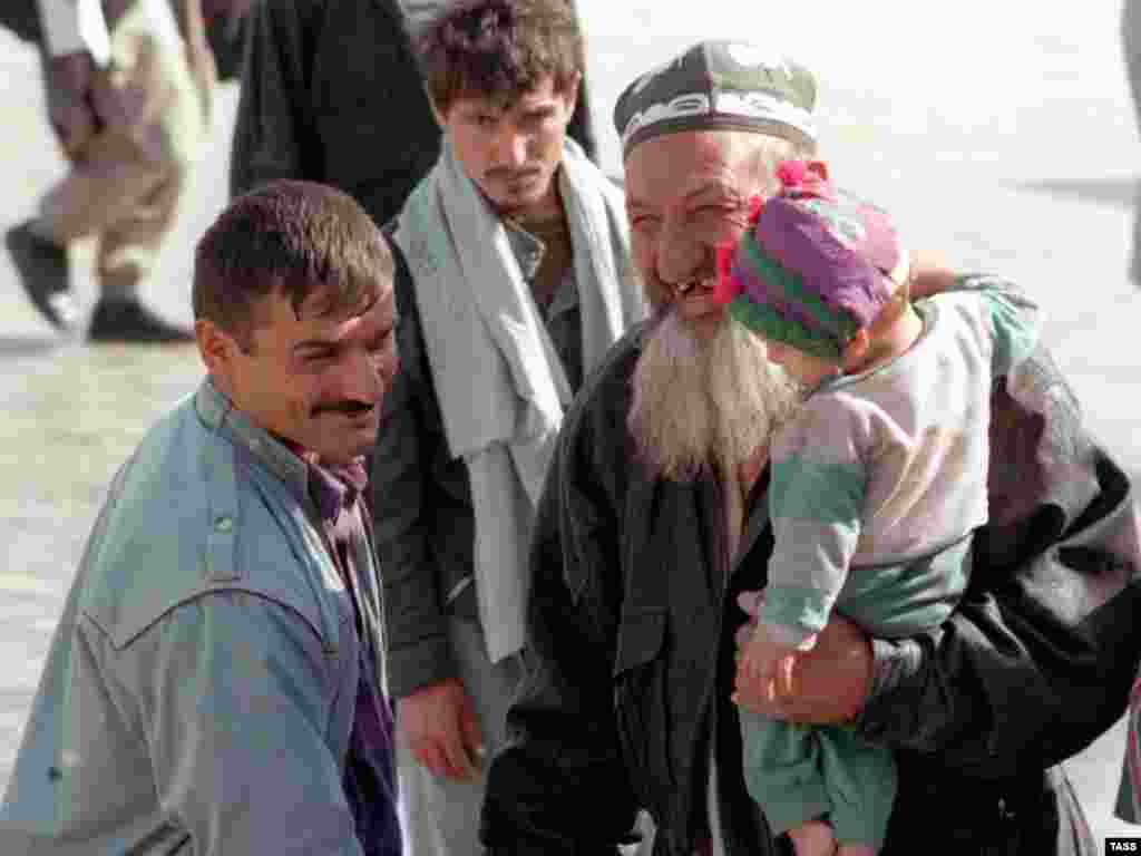 Фирориҳои тоҷик баъди бозгашт аз Афғонистон дар водии Вахш. 21.10.1997