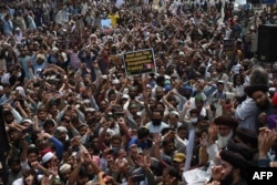 د کالعدم مذهبي ډلې تحریک لبیک پاکستان په زرګونه پلویان د مظاهرې پر مهال