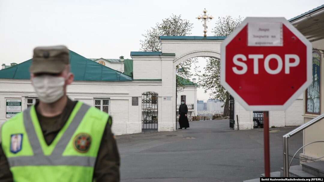 Патрулювання біля Києво-Печерської лаври, яку на правах оренди використовує УПЦ (МП), й котру закрили на карантин через спалах на її території коронавірусу. Київ, 13 квітня 2020 року