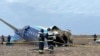 Рятувальники працюють над уламками Embraer 190 ї, що лежить на землі біля аеропорту Актау, Казахстан. Це фото оприлюднене прес-служби МНС Казахстану, 