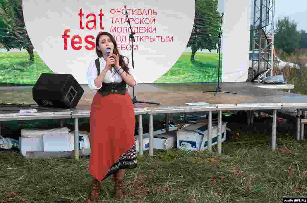 "Голос", "Главная сцена" проектларында катнашкан "Шүрәле" төркеме солисты Иделия Мөхәмәтҗанова татар һәм инглизчә җырлар башкарды