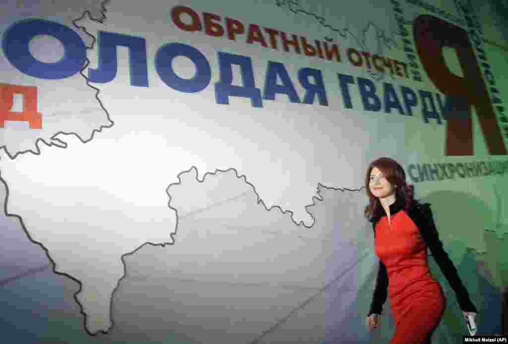 Через кілька місяців після обміну шпигунами, Чапмен публічно підтвердила свою відданість Росії, приєднавшись до молодіжного крила путінської партії &laquo;Єдина Росія&raquo;. Вона вийшла на московську сцену 22 грудня 2010 року, щоб приєднатися до лідерів прокремлівського молодіжного руху &laquo;Молода гвардія&raquo;.