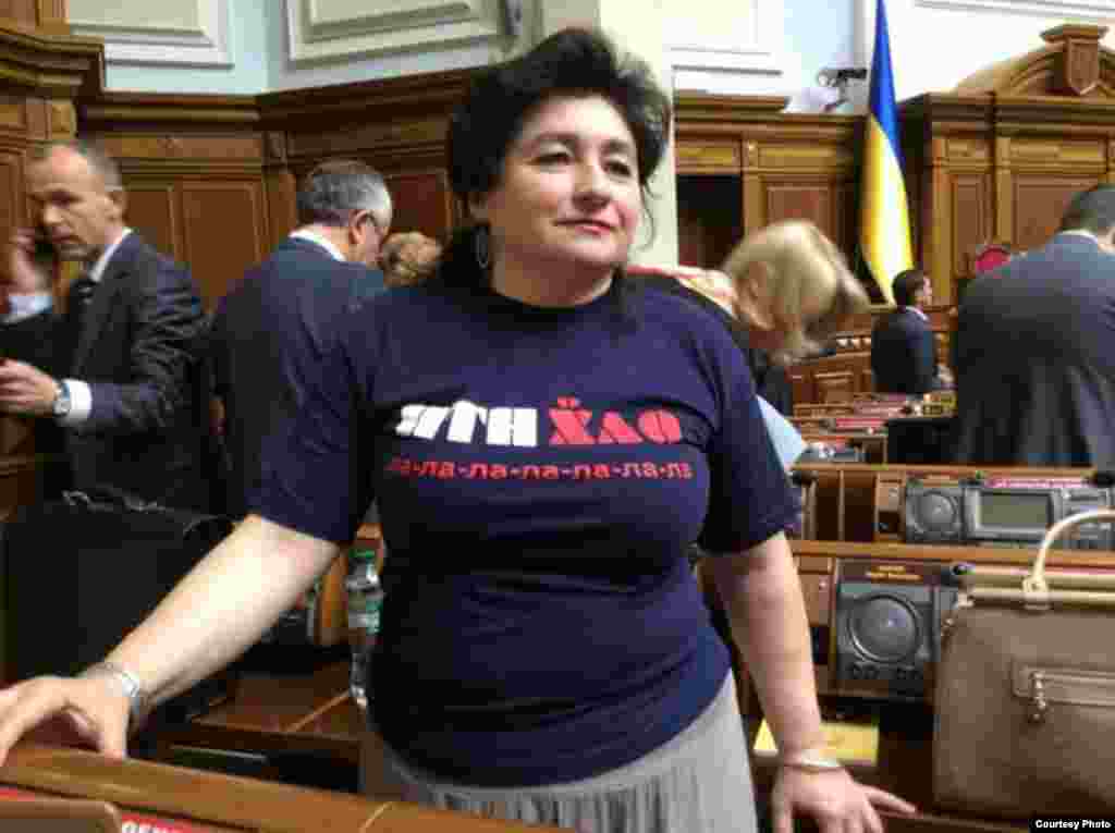 Депутат Марія Матіос прийшла у Верховну Раду в футболці з написом «Путін х**ло». 17 червня 2014 року