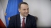 «Лавров приїжджає сюди, щоб брехати про (російське) вторгнення і про те, що Росія робить в Україні. І я не збираюся слухати цю брехню», – сказав Сікорський
