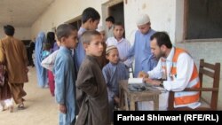 د خیبر د بې کوره شویو کډوالو ماشومان ډاکټر ته د خپل علاج لپاره راغلي ديږ