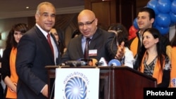 Րաֆֆի Հովհաննիսյանը եւ Խաչատուր Քոքոբելյանը հայտարարում են «Ժառանգություն»-«Ազատ դեմոկրատներ»-ի ընտրարշավի մեկնարկի մասին, 9-ը ապրիլի, 2012թ.