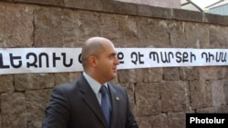 Կրթության եւ գիտության նախարար Արմեն Աշոտյանը Ազգային ժողովի մուտքի մոտ: 4-ը հունիսի, 2010թ. 