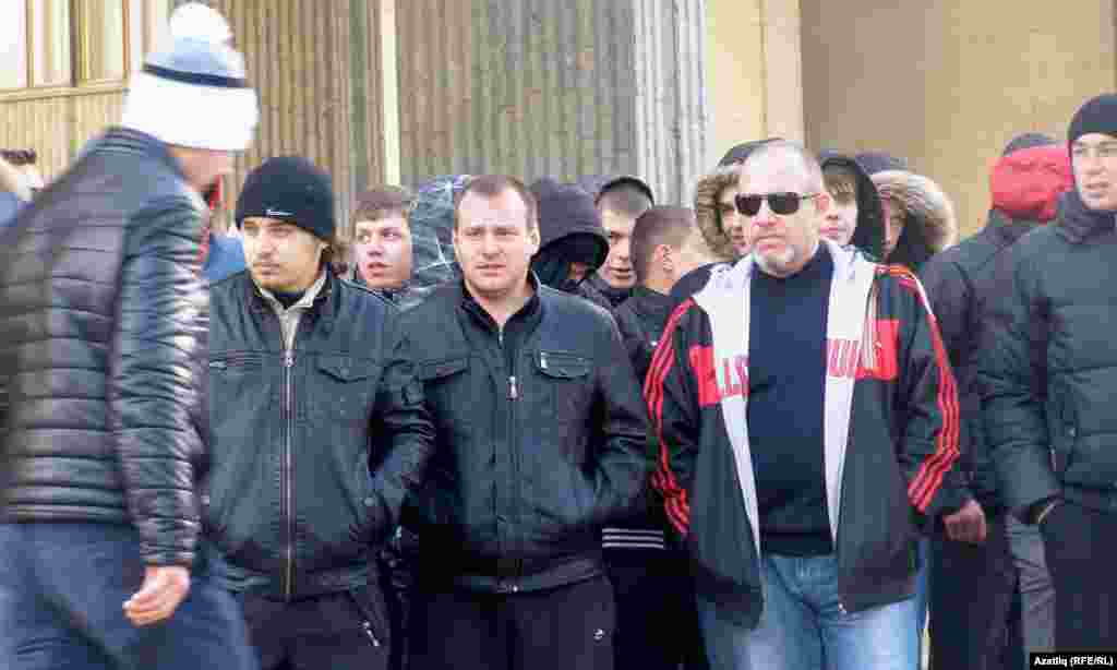Үзәк мәйданда кырымтатарлары митингы барганда, урыс оешмалары Кырым Югары Радасы алдында үз җыенын үткәрде.