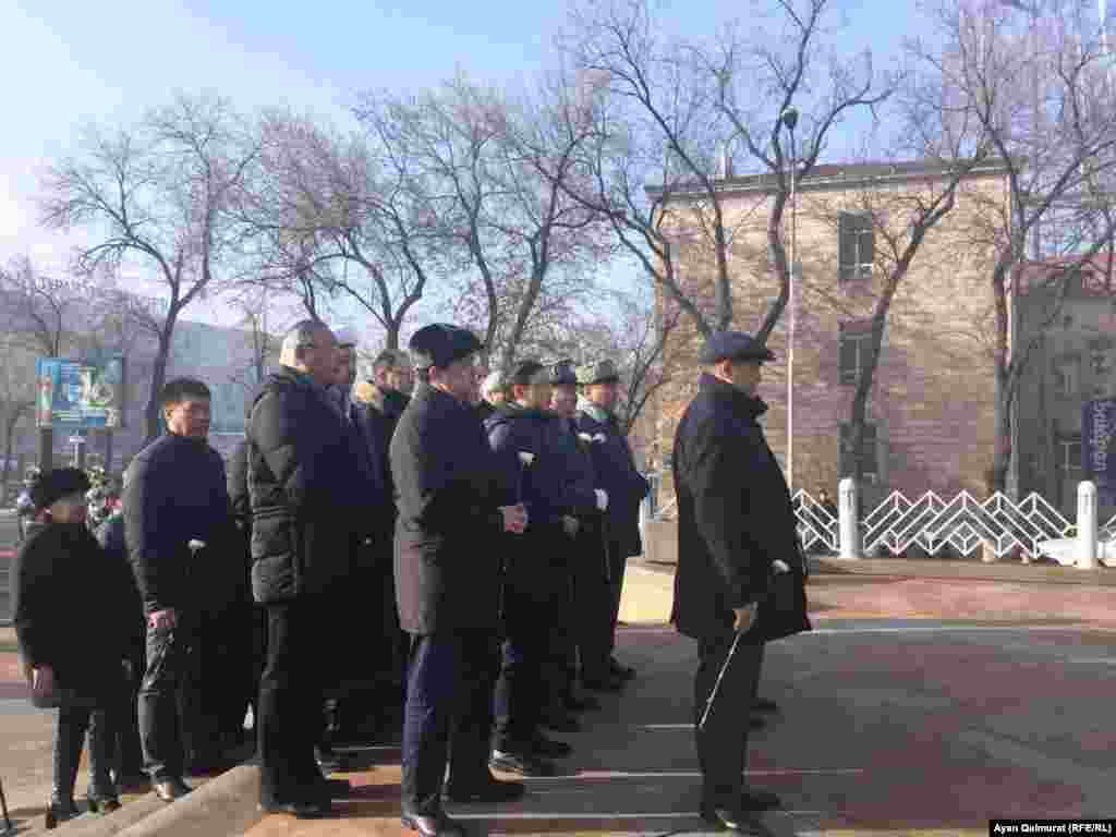 Группа участников Декабрьских событий 1986 года на месте возложения цветов у монумента «Заря Независимости».