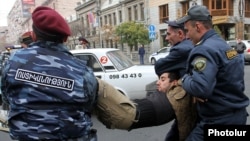 Ոստիկանները բերման են ենթարկում բողոքի ցույցի մասնակցին, Երևան, 2-ը դեկտեմբերի, 2013թ․