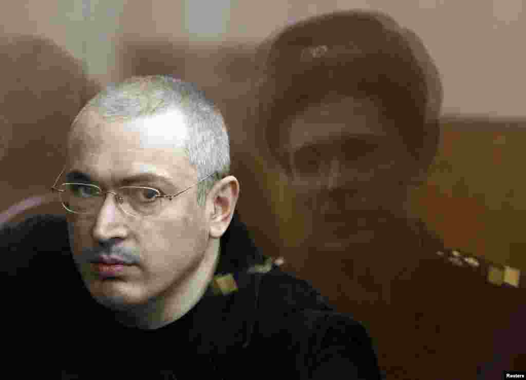 Михаил Ходорковский в зале суда, апрель 2010 года