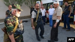 Հայաստան - «Սասնա ծռեր» զինված խմբի անդամները Ոստիկանության ՊՊԾ գնդի գրավված տարածքում, Երևան, 17-ը հուլիսի, 2016թ.