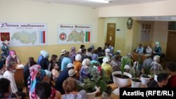 Мәдәният йортында акустика начар булу сәбәпле эскәмияләрне мәктәпкә керү юлына ташып, шунда утырдылар