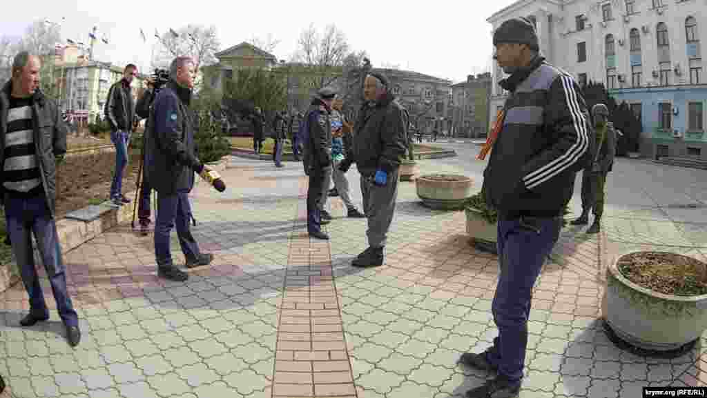 С другой стороны, нейтрализовать, запугать, сагитировать или просто взять интервью у «зеленого человечка» ни за что не даст этот «живой щит», не подпускающий к людям в камуфляже никого ближе десяти метров. Милиции на площади с каждым днем становилось все меньше, через два-три дня исчезли последние милиционеры. Власть автоматически перешла к «самообороне»