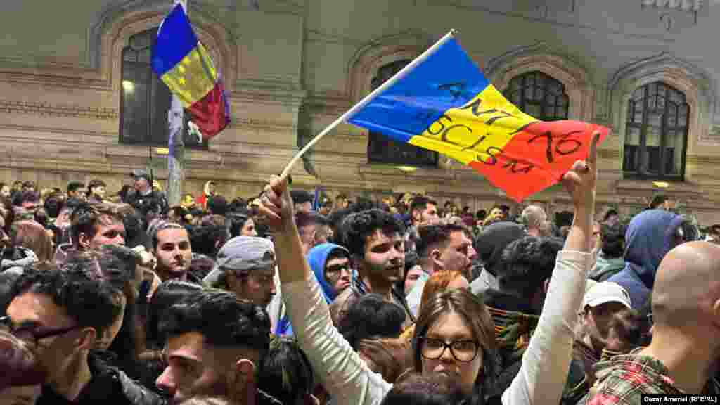 Mulți dintre votanții din București ai lui Nicușor Dan sunt tineri. La secțiile de votare din apropierea căminelor studențești ale Politehnicii și ale Universității București a fost coadă pe 18 mai.